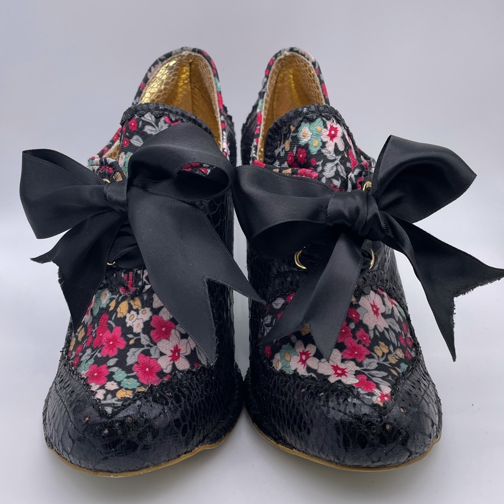 Worn twice. Size 37 I wear 5.5 and they fit.
